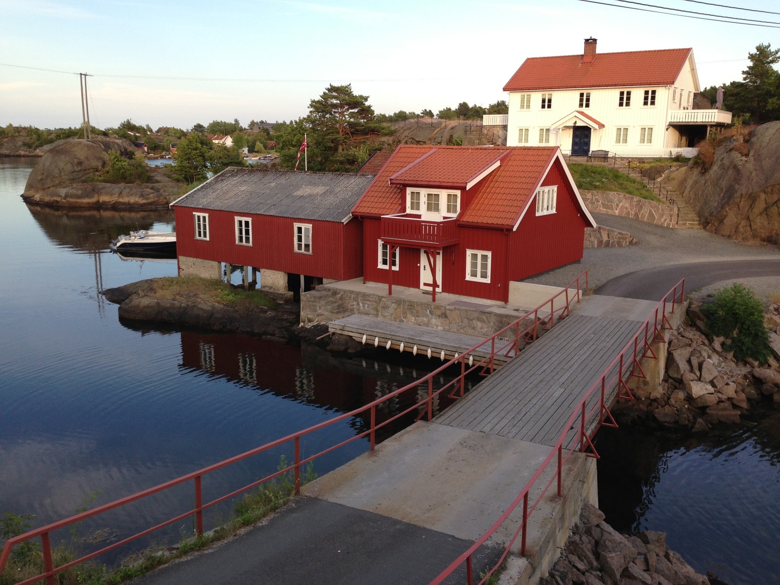 Sørlandshuset ligger like ved broen som går over til Bergøya. Bryggen på bildet er en av to brygger som hører til eiendommen. Galleribilde