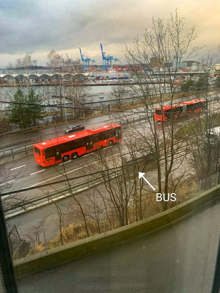 Bussene går hvert 5. minutt. Det tar 2-3 minutter å gå til holdeplassene. Galleribilde