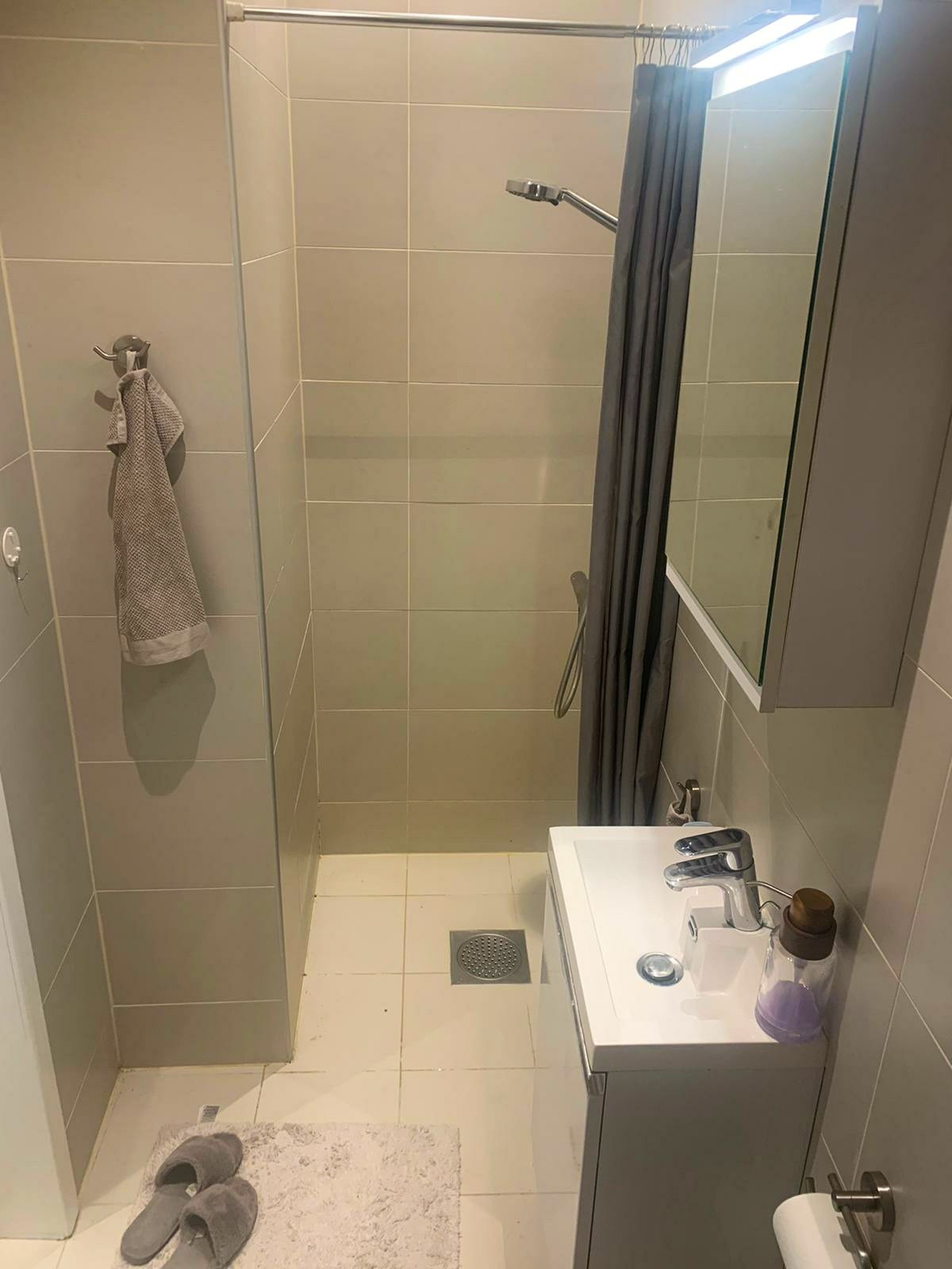 Badet, med mulighet for å koble til en smal vaskemaskin. Galleribilde