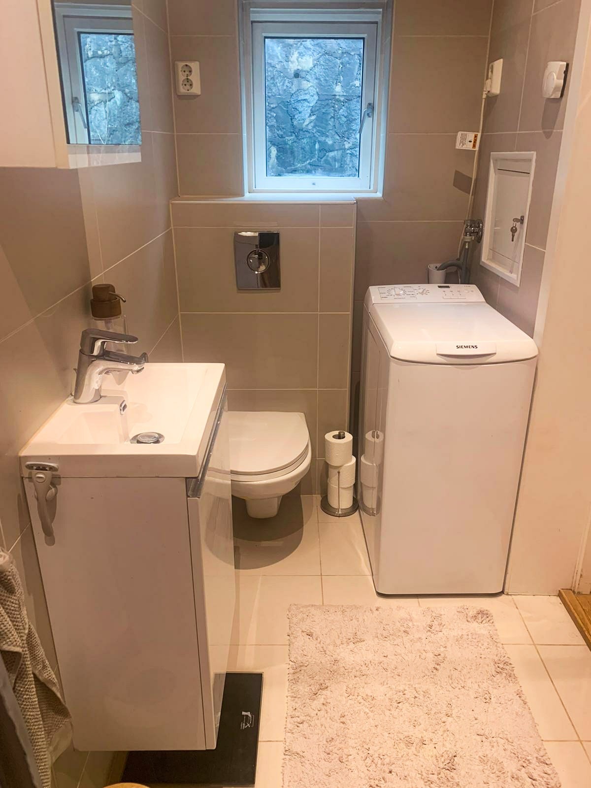 Badet, med mulighet for å koble til en smal vaskemaskin. Galleribilde