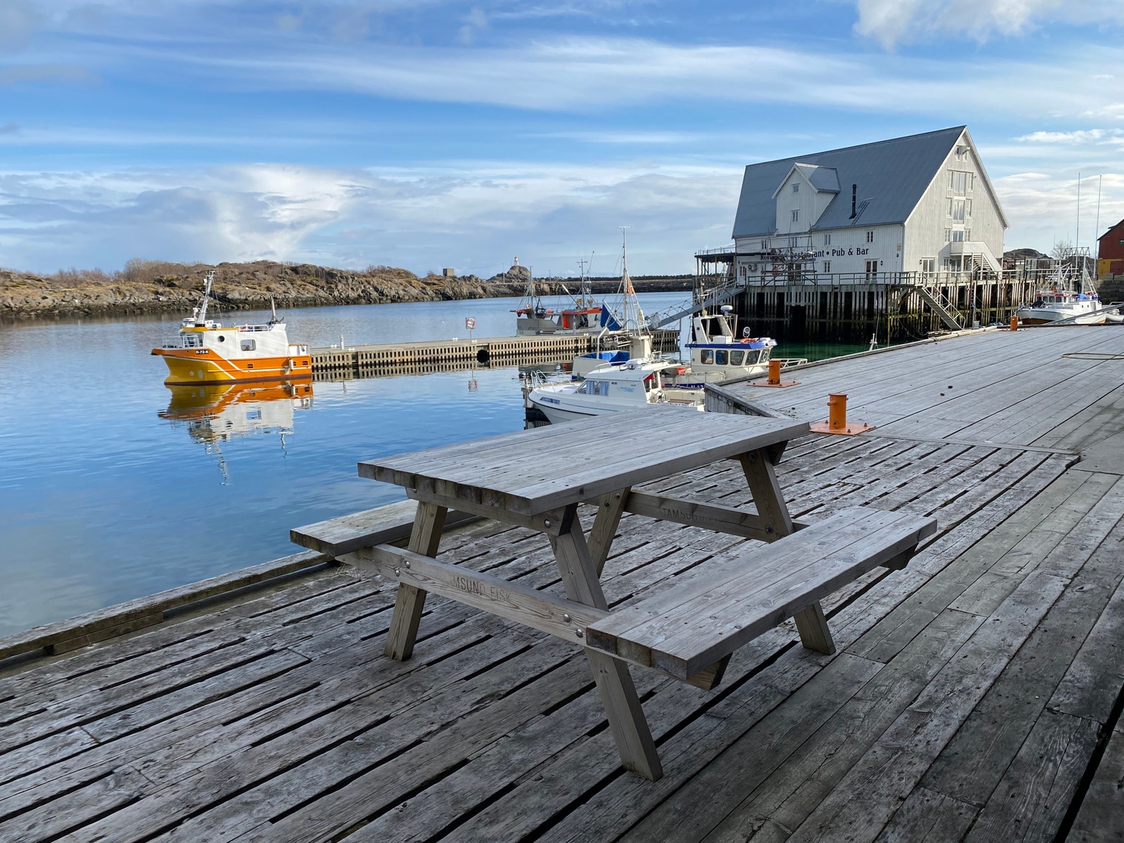 Sitteplass på kaia 20 meter fra bua. Galleribilde