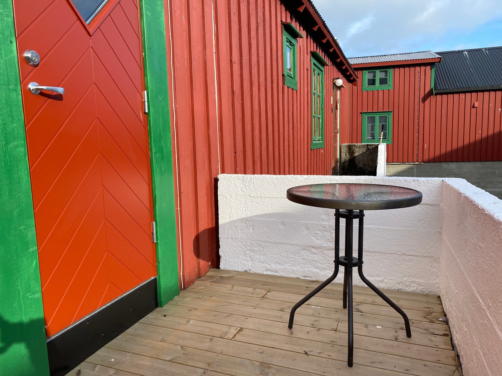 Sitteplass ved bua med kveldssol. Galleribilde