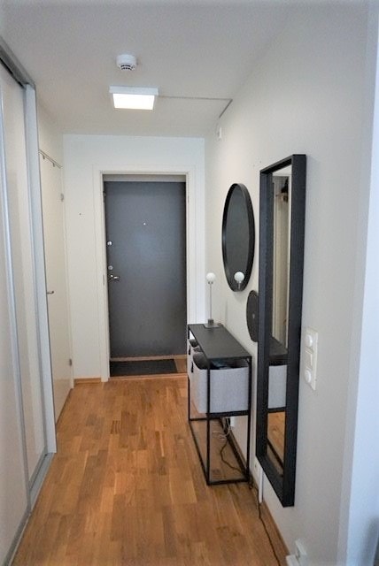 Inngang med skyvedørsgarderobe Galleribilde