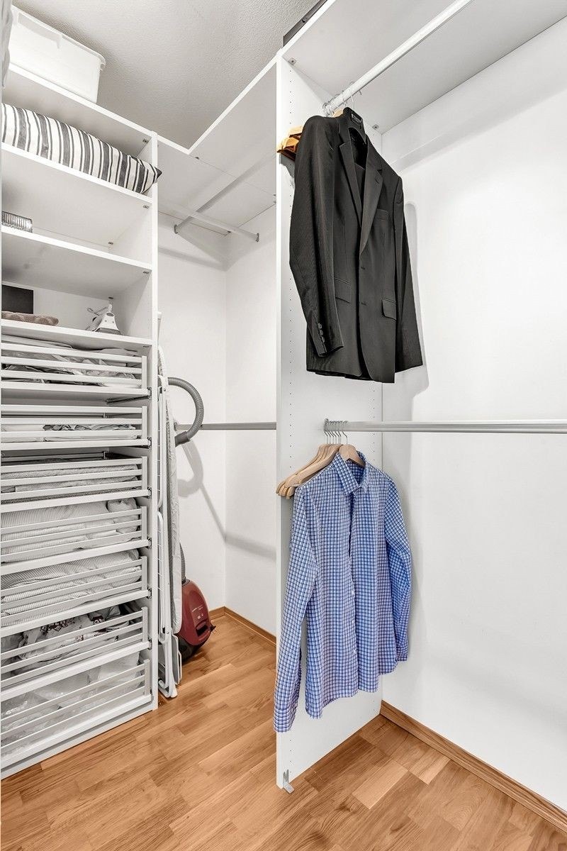 Rommelig walk-in-garderobe fra soverom Galleribilde