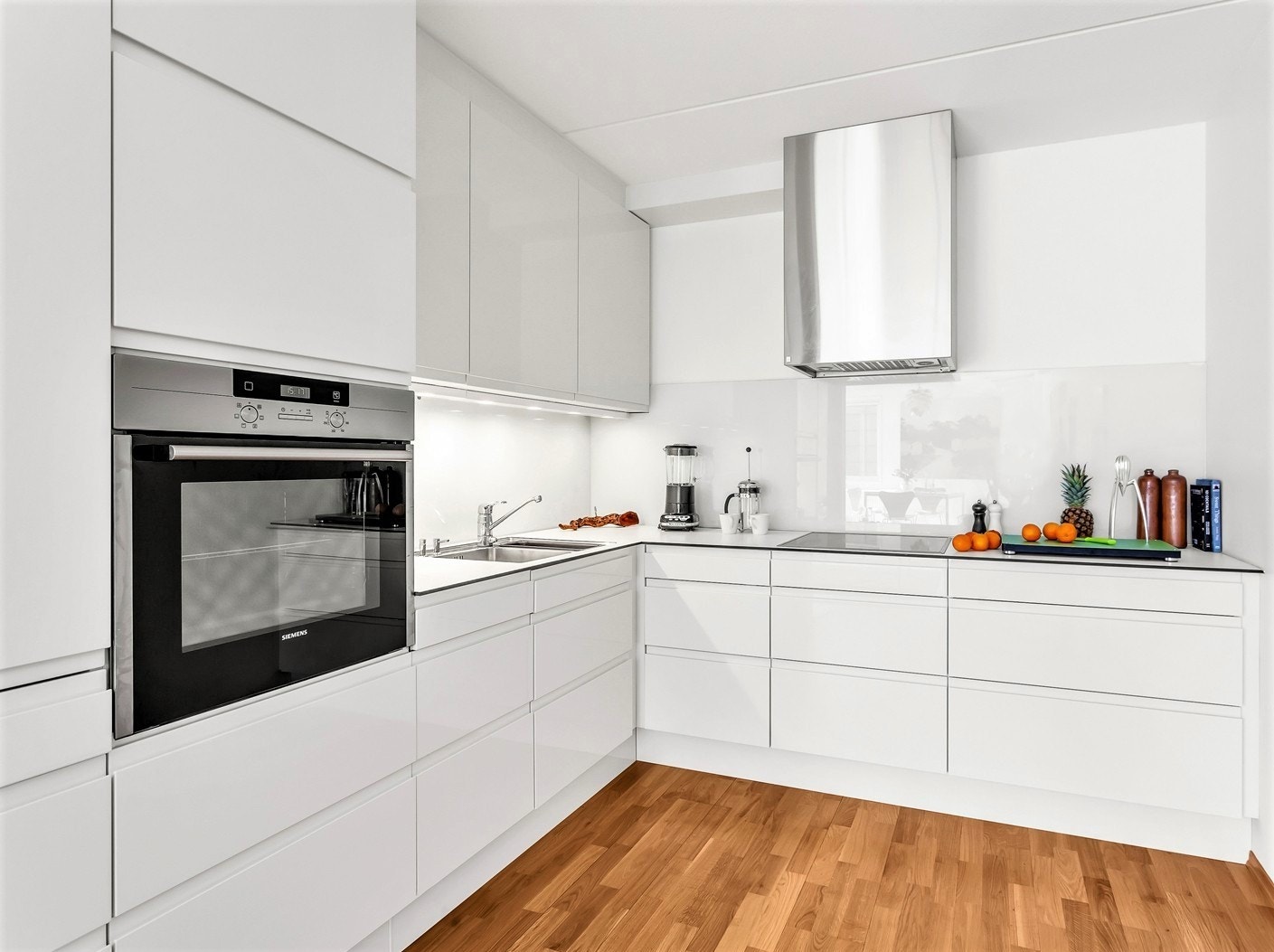 Meget stilrent og innholdsrikt kjøkken med alt av kjøkkentilbehør. Galleribilde