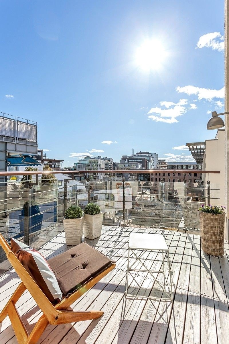 Fra solrik, stor og pent møblert balkong Galleribilde