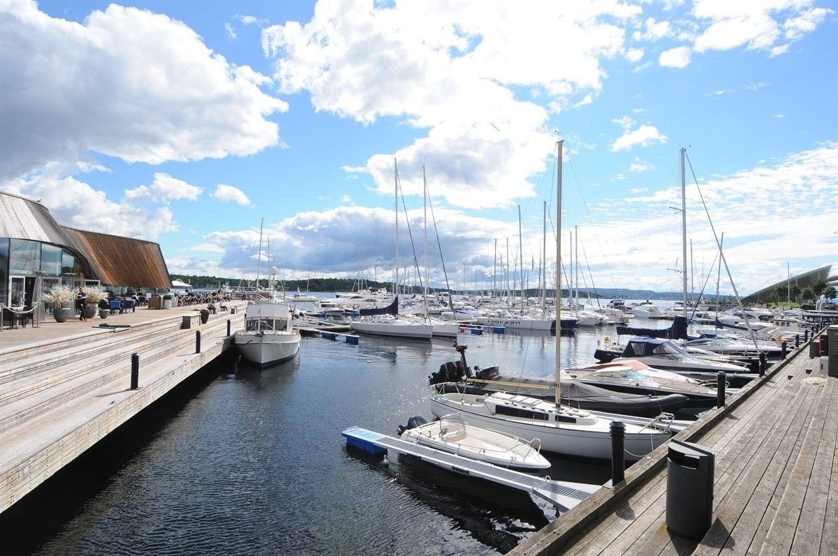 Vandring rett ved langs kaikanten Galleribilde