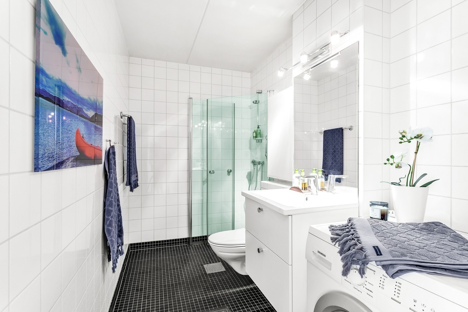 Nyoppusset bad med flislagt gulv og ny vaskemaskin Galleribilde