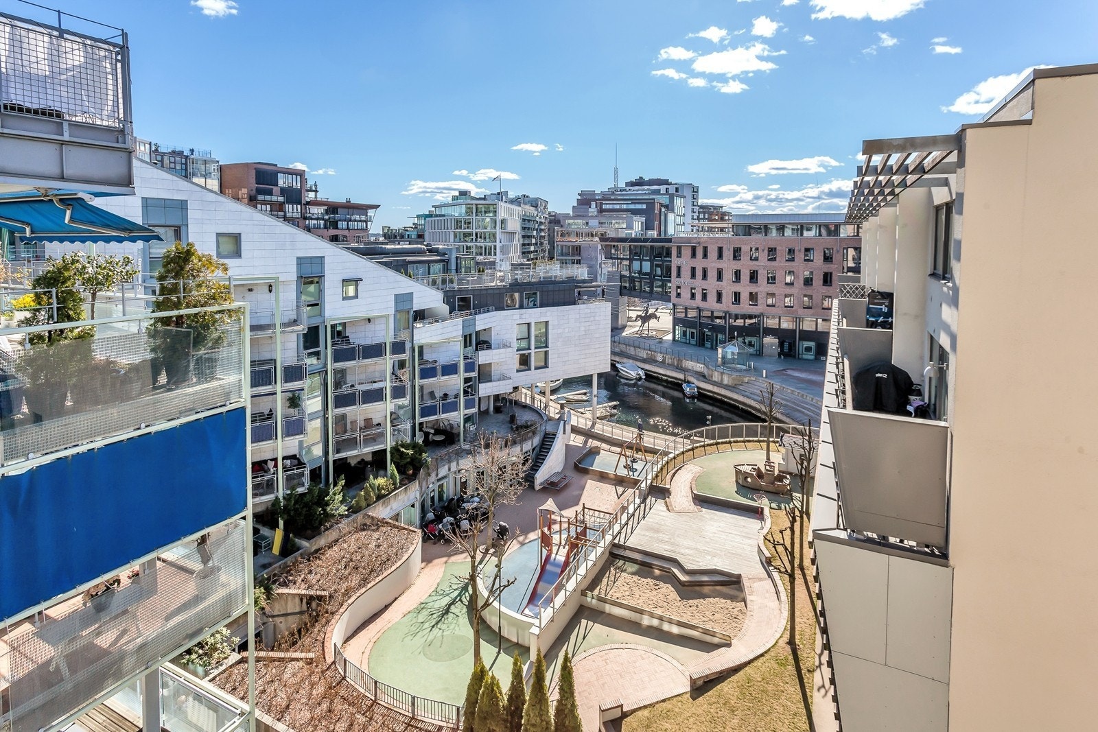 Utsikt fra balkong Galleribilde