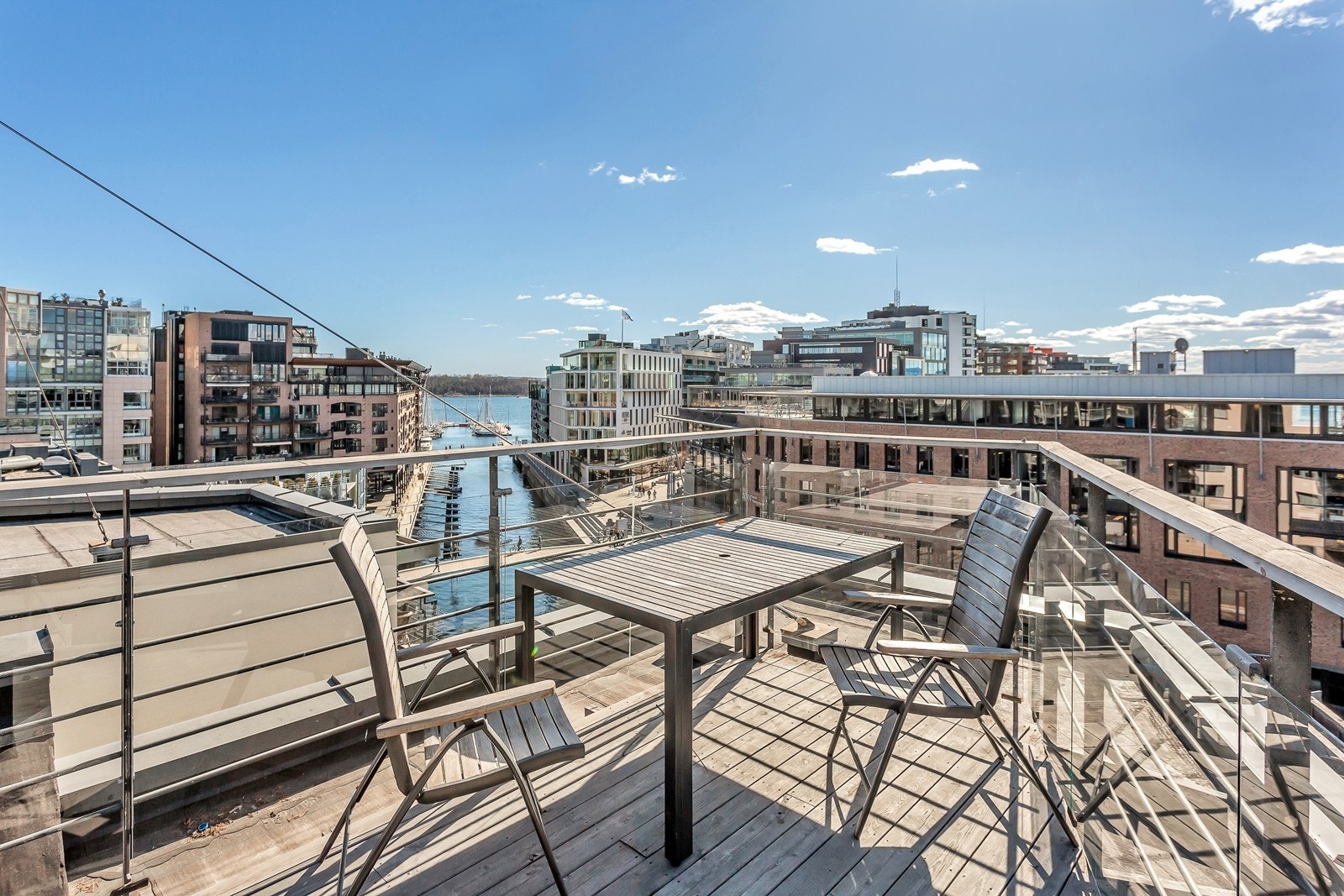 Fra takterrassen med utsikt mot kanalen og havet Galleribilde