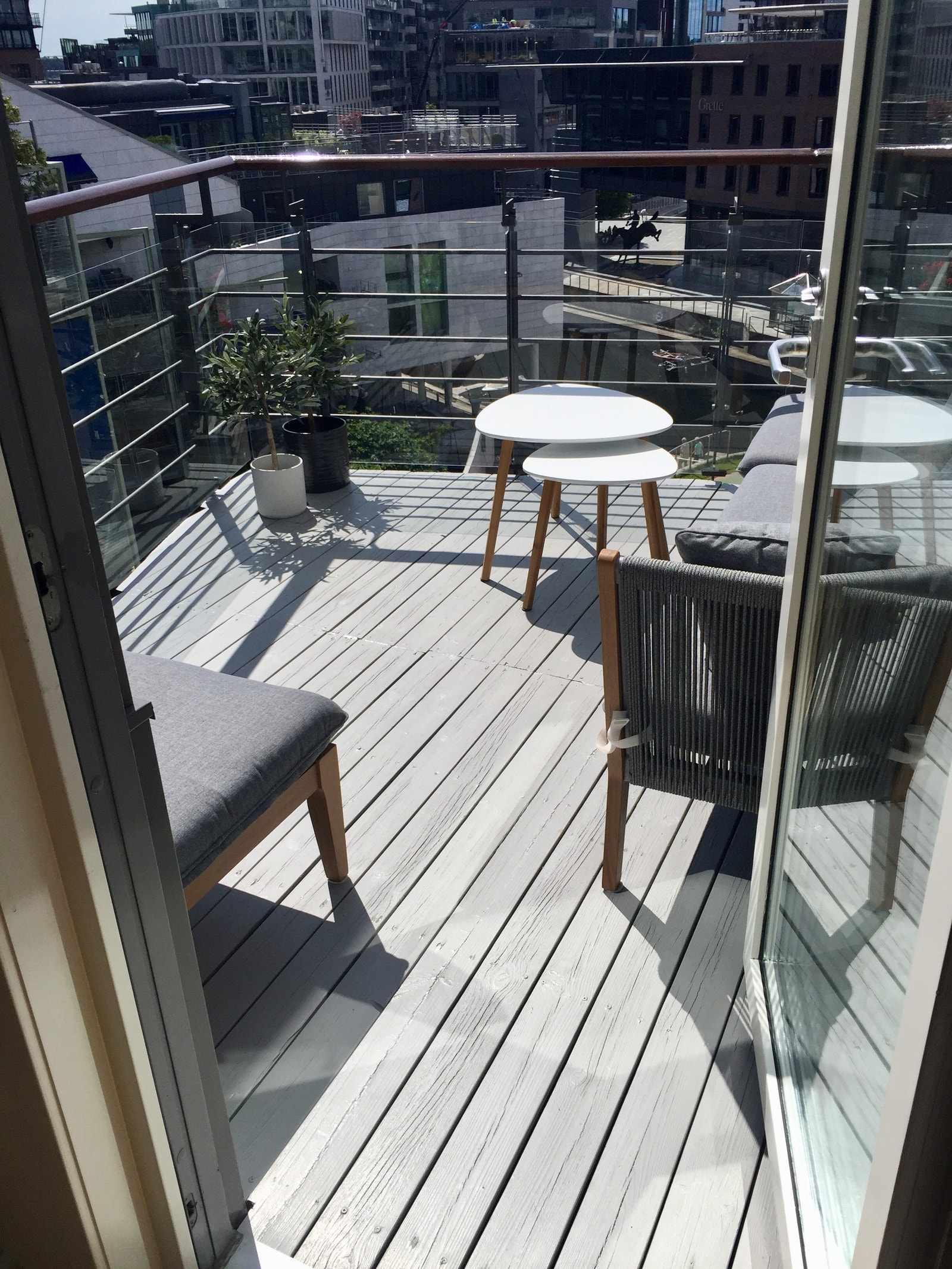 Stor og solrik møblert balkong Galleribilde