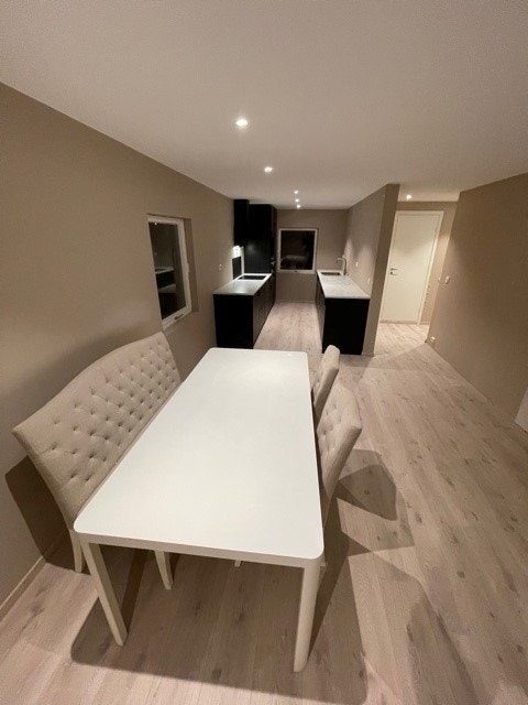 Delvis møblert Galleribilde