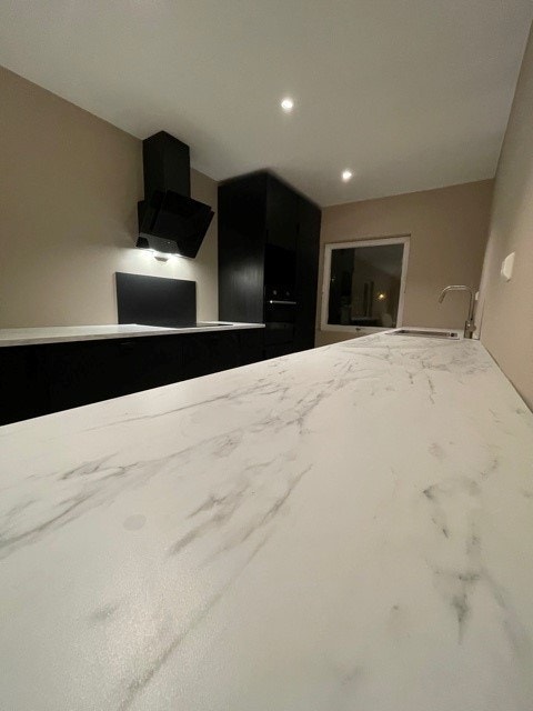 Høy standard med integrerte hvitevarer Galleribilde