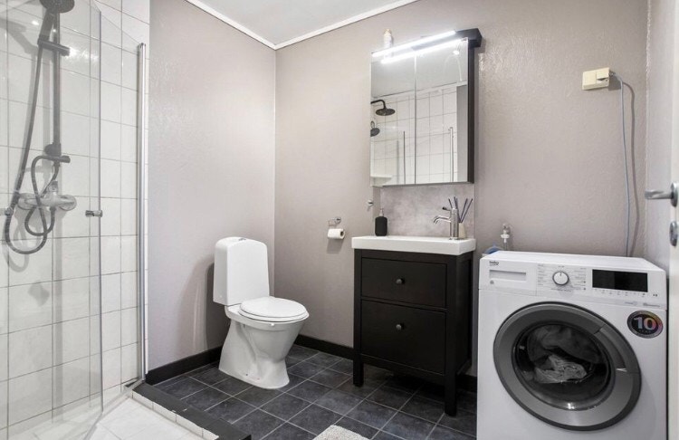 Nyfliset bad med ny Bosch serie 6 vaskemaskin Galleribilde