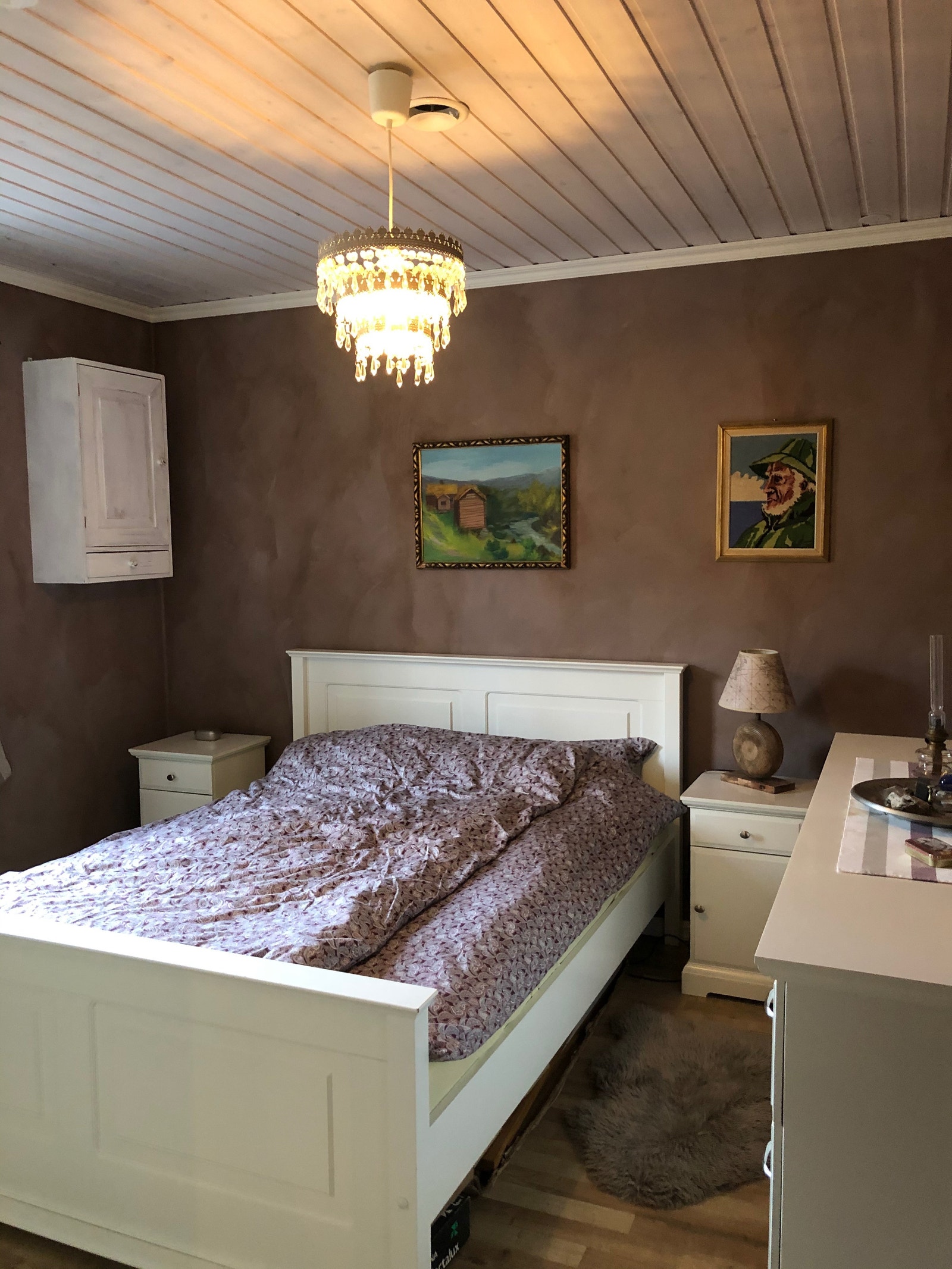 Soverom 1: Hovedsoverommet har kalkmaling på veggene. Galleribilde