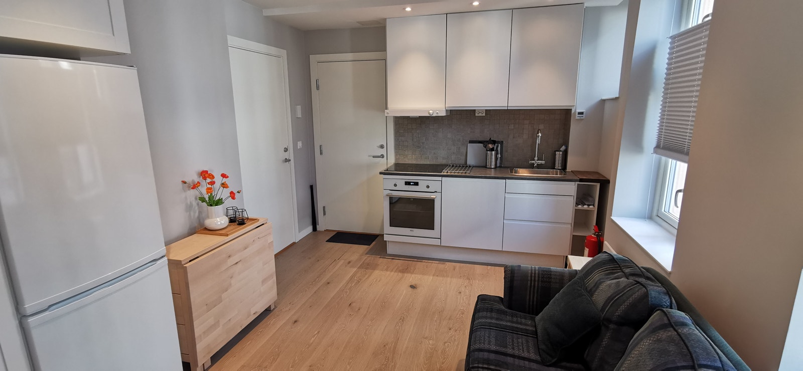 Fra bad mot kjøkken (Det er også montert opp smart-TV på veggen over kjøkkenbordet) Galleribilde