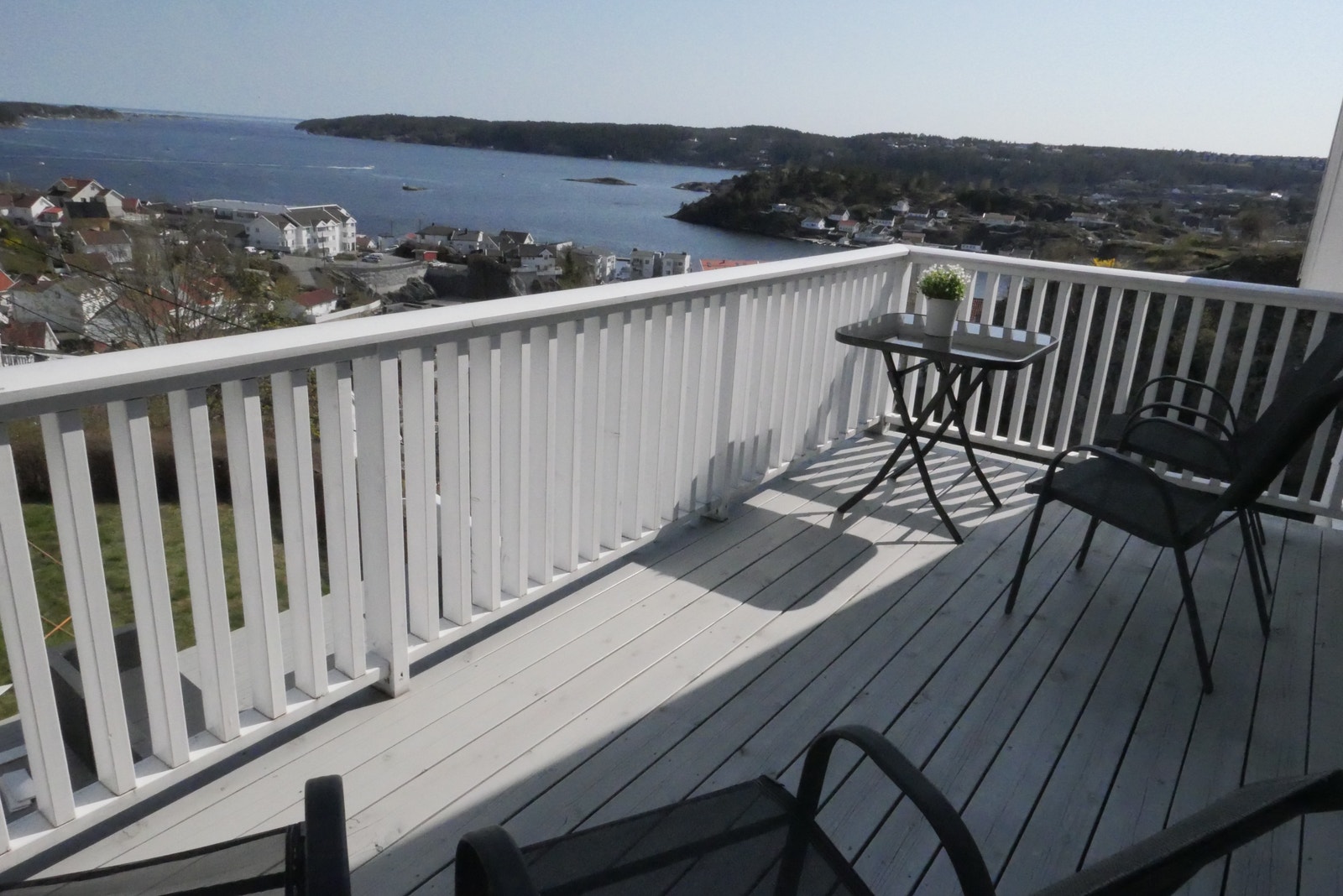 Veranda med bord og stoler Galleribilde