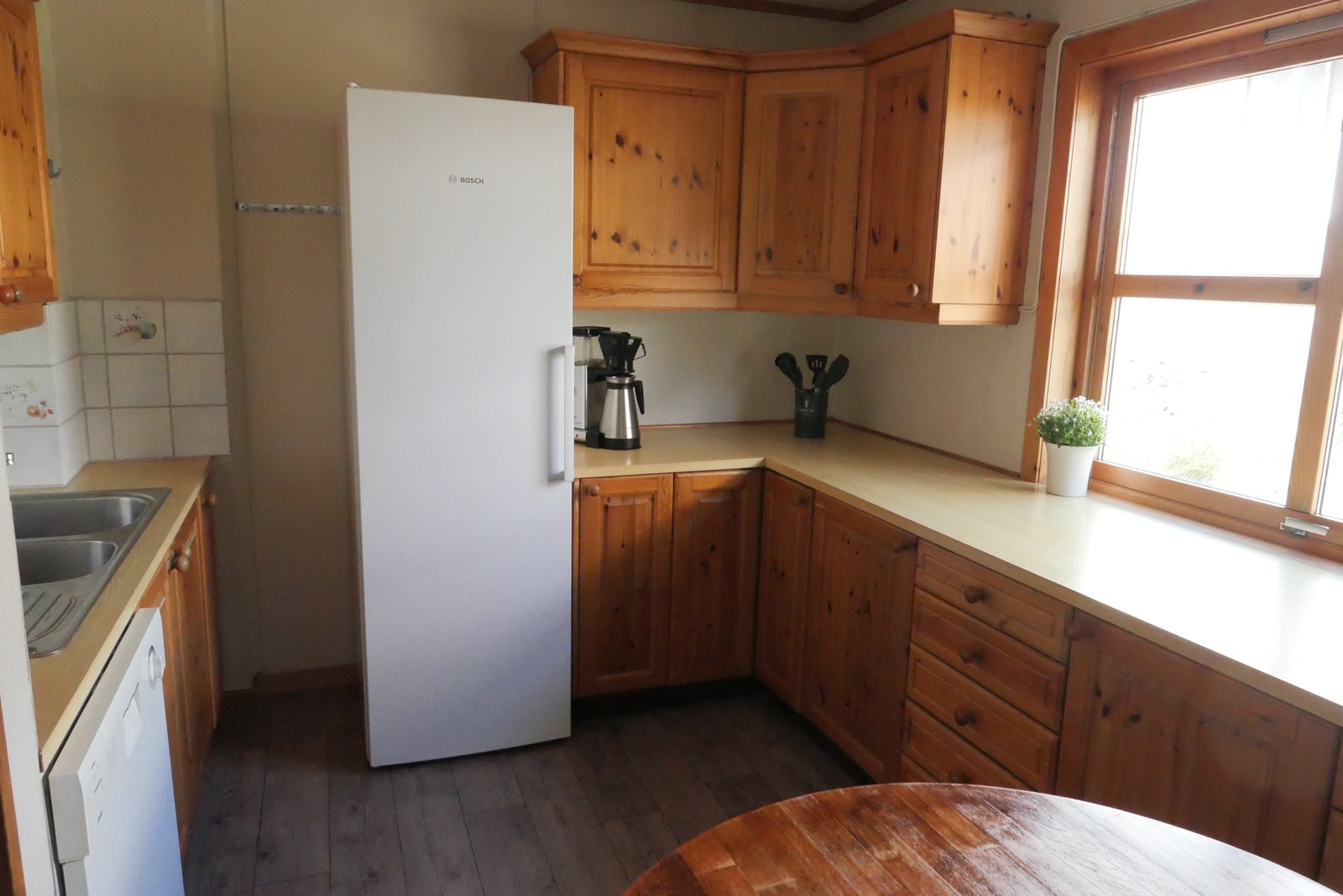 Romslig kjøkken med kjøleskap, oppvaskmaskin, mikrobølgeovn og sitteplasser til fire personer. Komfyr settes inn før utleie. Galleribilde