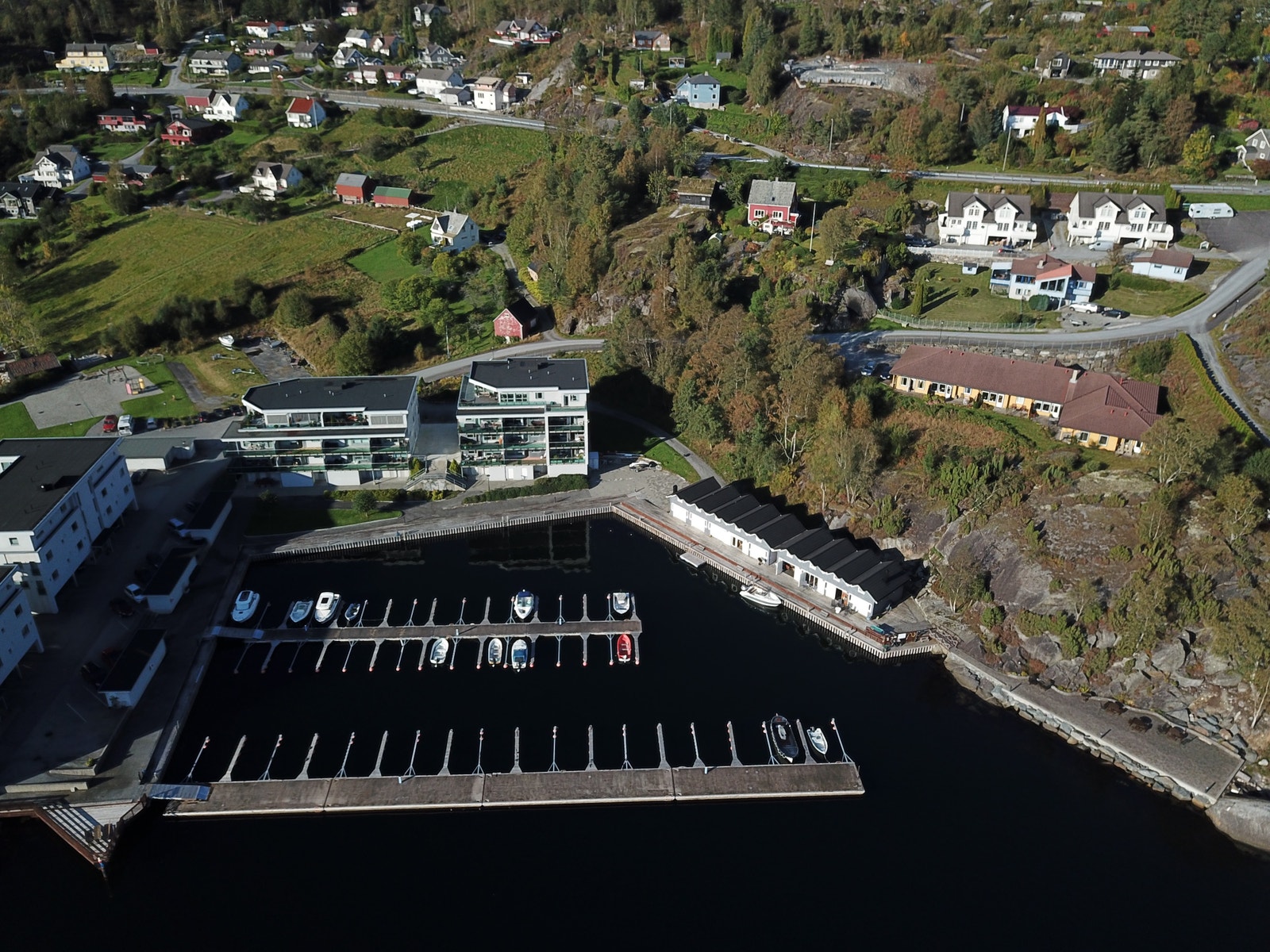 Bilde av båthavnen i Klubbavikjo Galleribilde