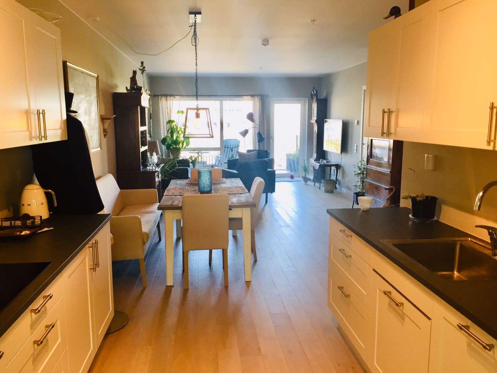 Åpen kjøkkenløsning til stuen Galleribilde