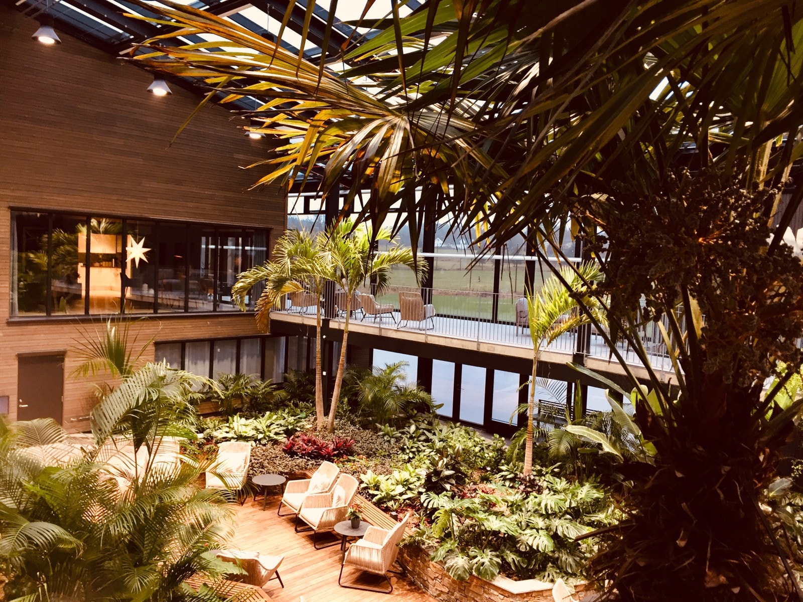 Utsikt fra kjøkkenvindu og inngangsparti Galleribilde