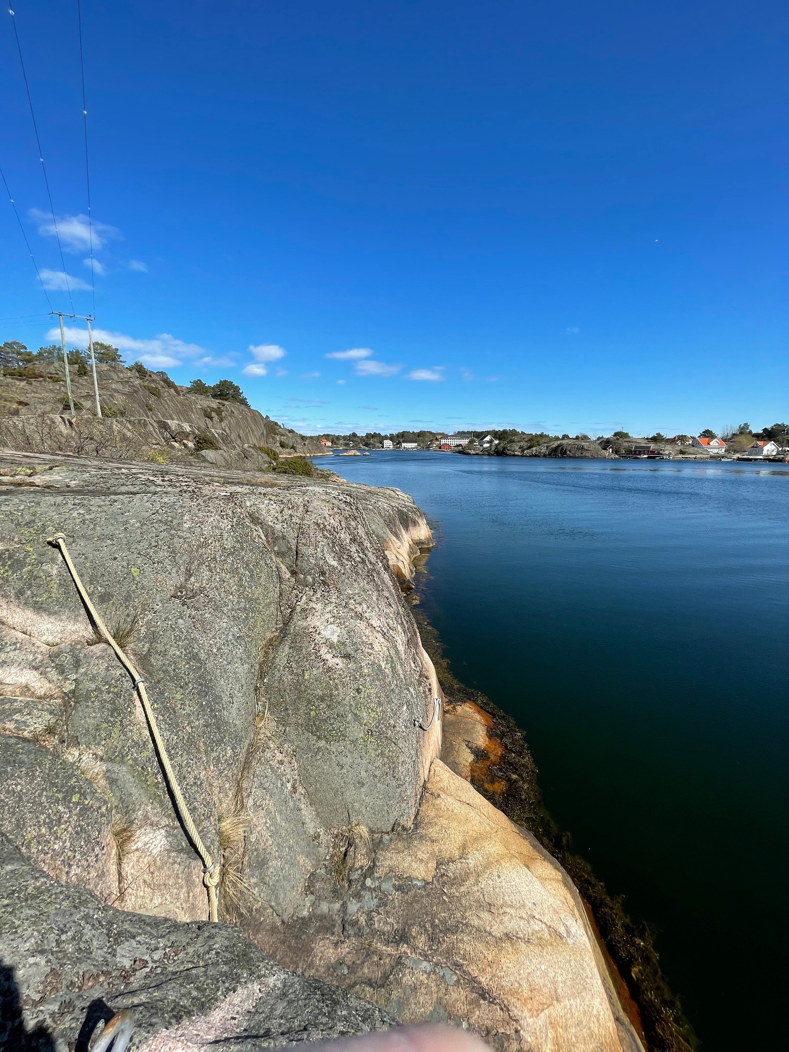 Badeplass med stupemulighet i skjermet vik på egen eiendom Galleribilde