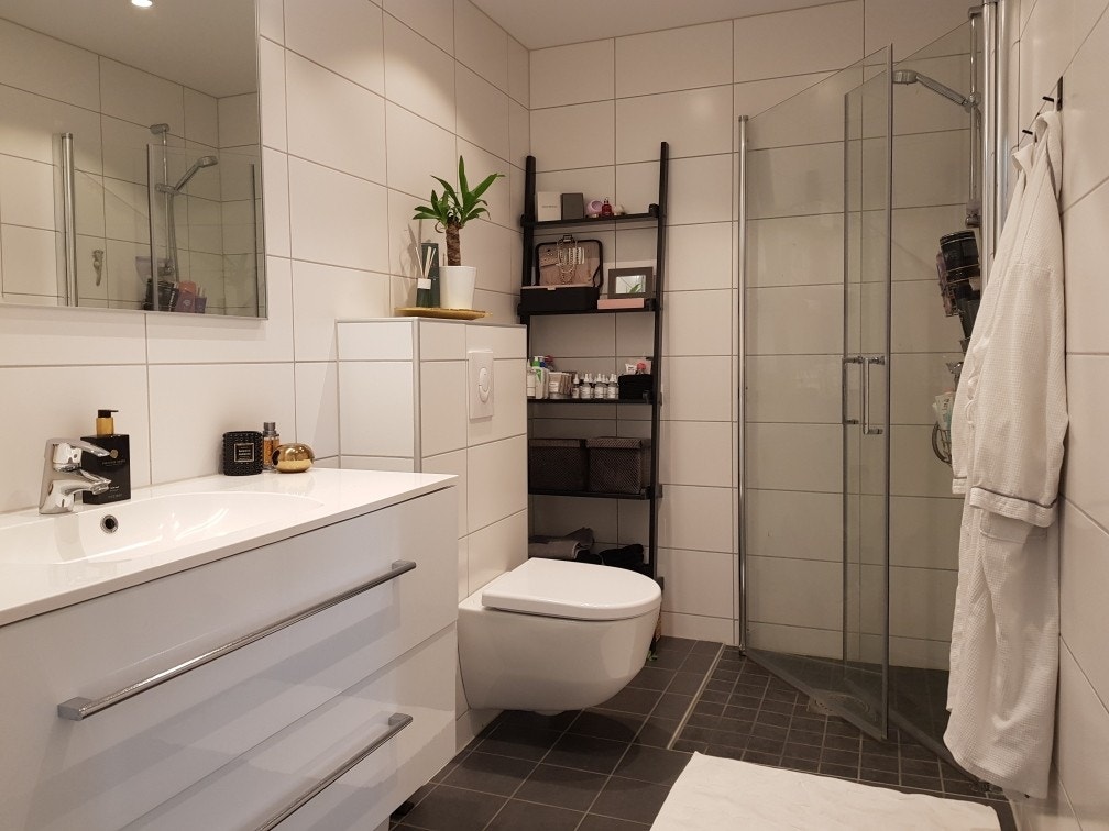 Badet er forbeholdt toalett, vask og dusj. Det er lagt opp til at vaskemaskin og eventuelt tørketrommel får plass på bod med membran og sluk. Galleribilde