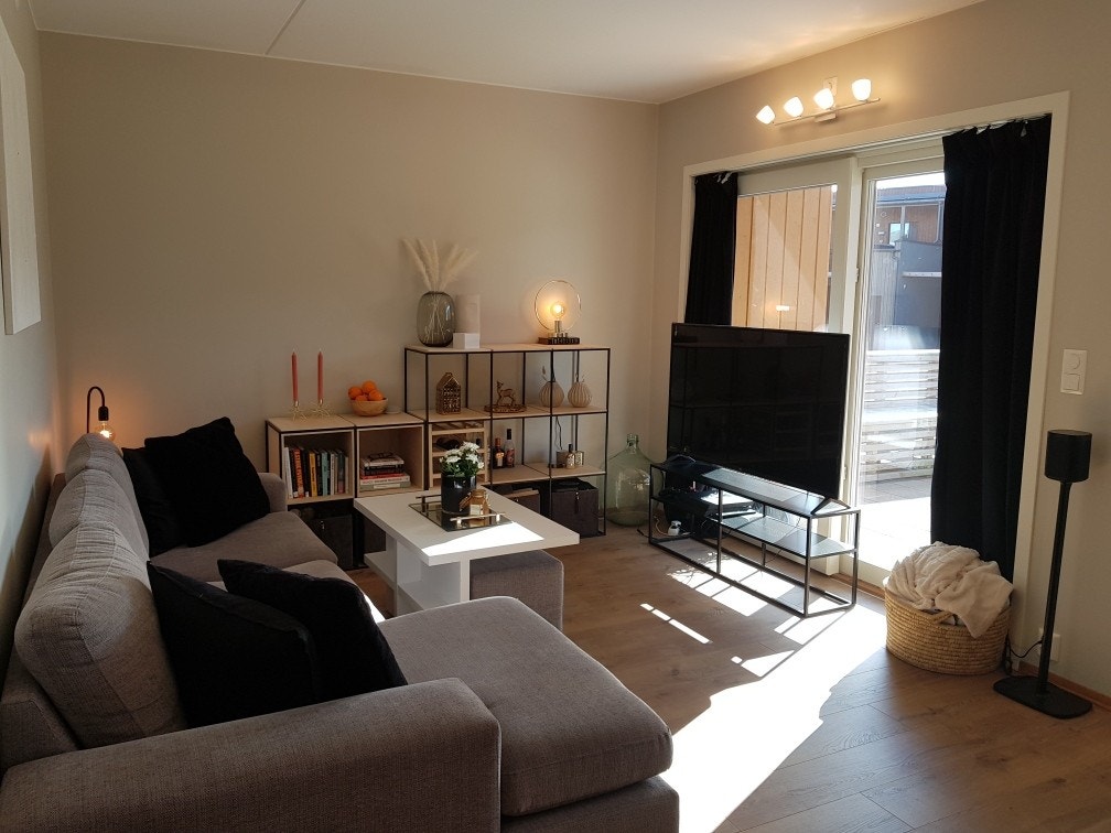 Fra stua er det store vinduer og dør ut til den 32 kvadratmeter store terrassen. På skyfrie sommerdager er det her sol fra tidlig ettermiddag til langt på kveld. Galleribilde