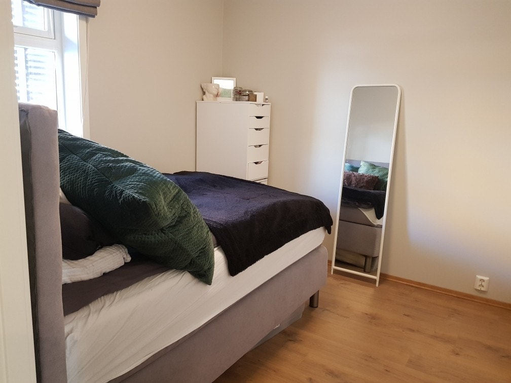 Soverommet. Her er det også garderobeskap. I tillegg er det lagringsplass på teknisk rom "tvers over" gangen. Det er også en bod i kjelleren. Galleribilde