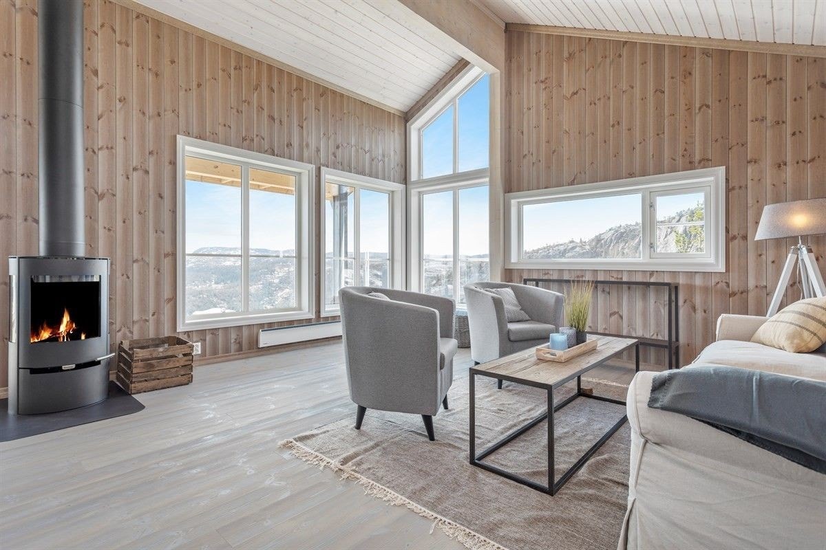 De generøse vindusflatene i Røsslyng hytta gir deg orkesterplass til den magiske utsikten på Ølsjølitoppen (bildet er fra en Røsslyng hytte på Gautefall) Galleribilde