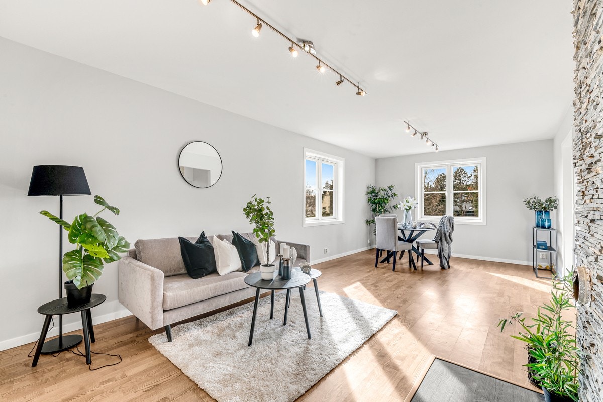 2.etasje | Stuen har god plass til spisebord. Galleribilde