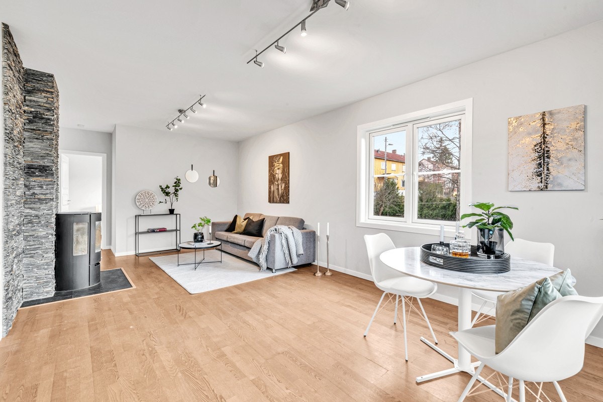 1.etasje | Stor og romslig stue med en rekke vinduer som slipper inn godt med dagslys. Galleribilde