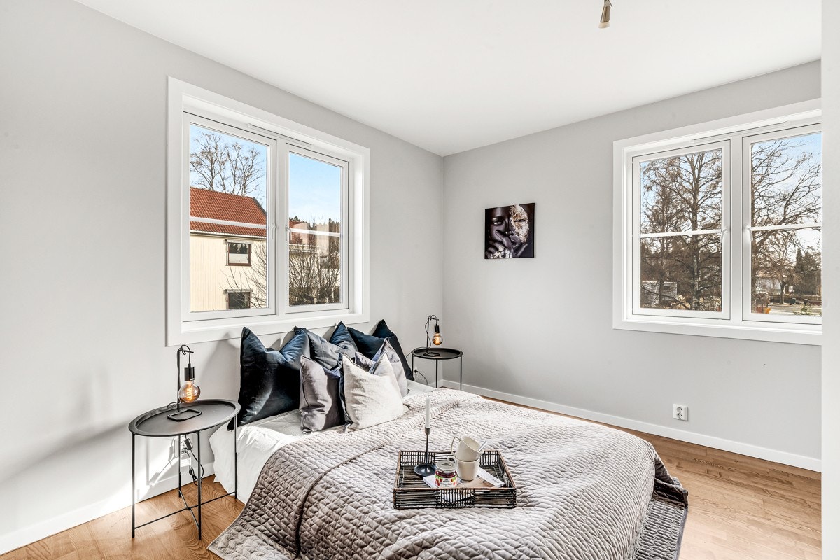 2.etasje | Romslig soverom med godt lysinnslipp. Galleribilde
