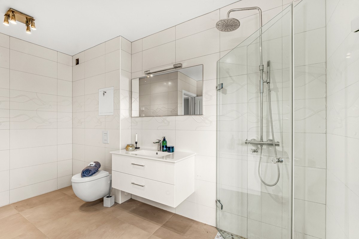 2.etasje | Den øvrige innredningen består av servant med skuffer, et speil og et stort, plassbygget garderobeskap. Galleribilde