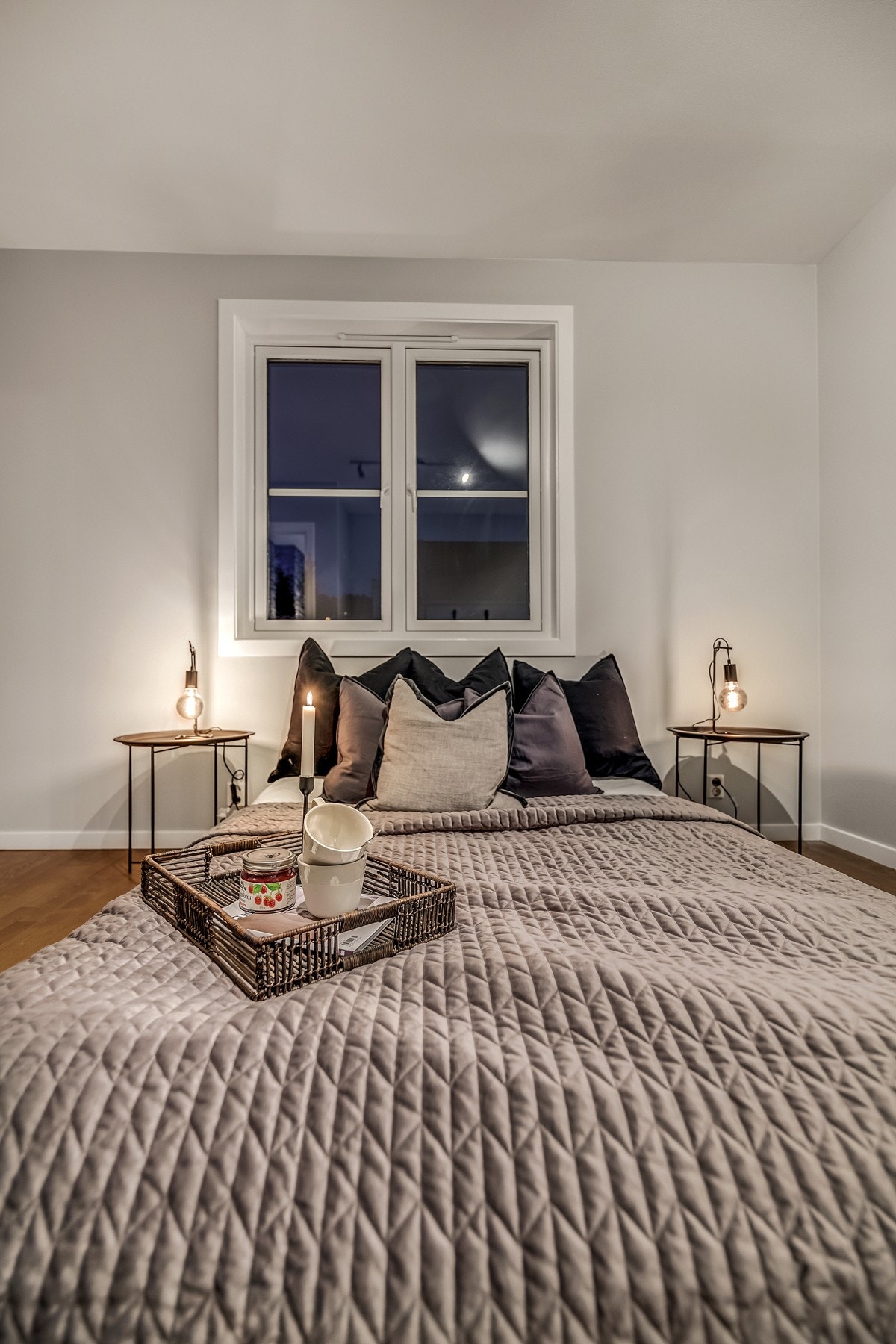 2.etasje | Her er det plass til dobbeltseng med tilhørende møblement og skap. Galleribilde