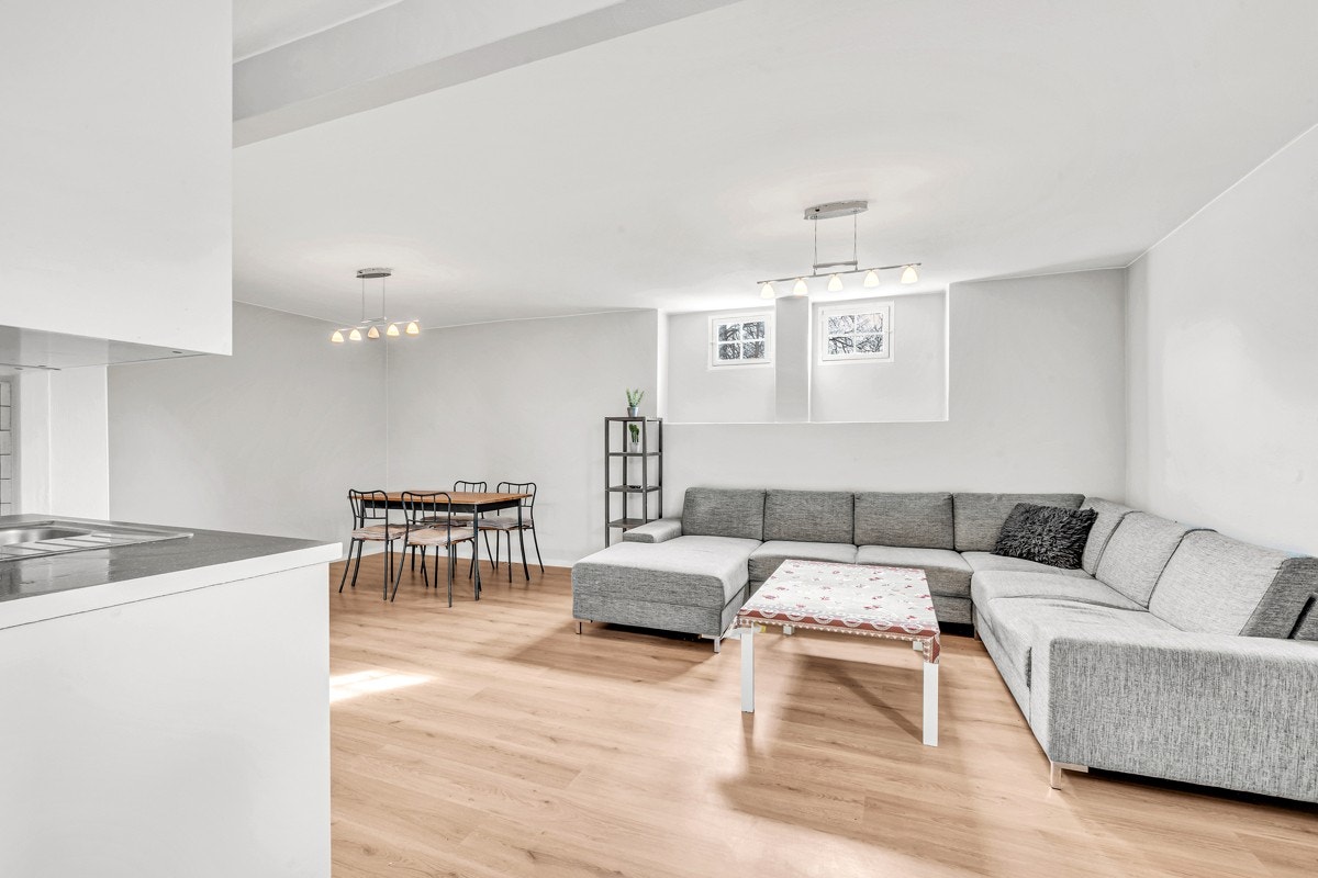 Kjeller | I kjelleretasjen er det et romslig, innredet rom med åpen kjøkkenløsning, som i dag benyttes som kjellerstue. Galleribilde