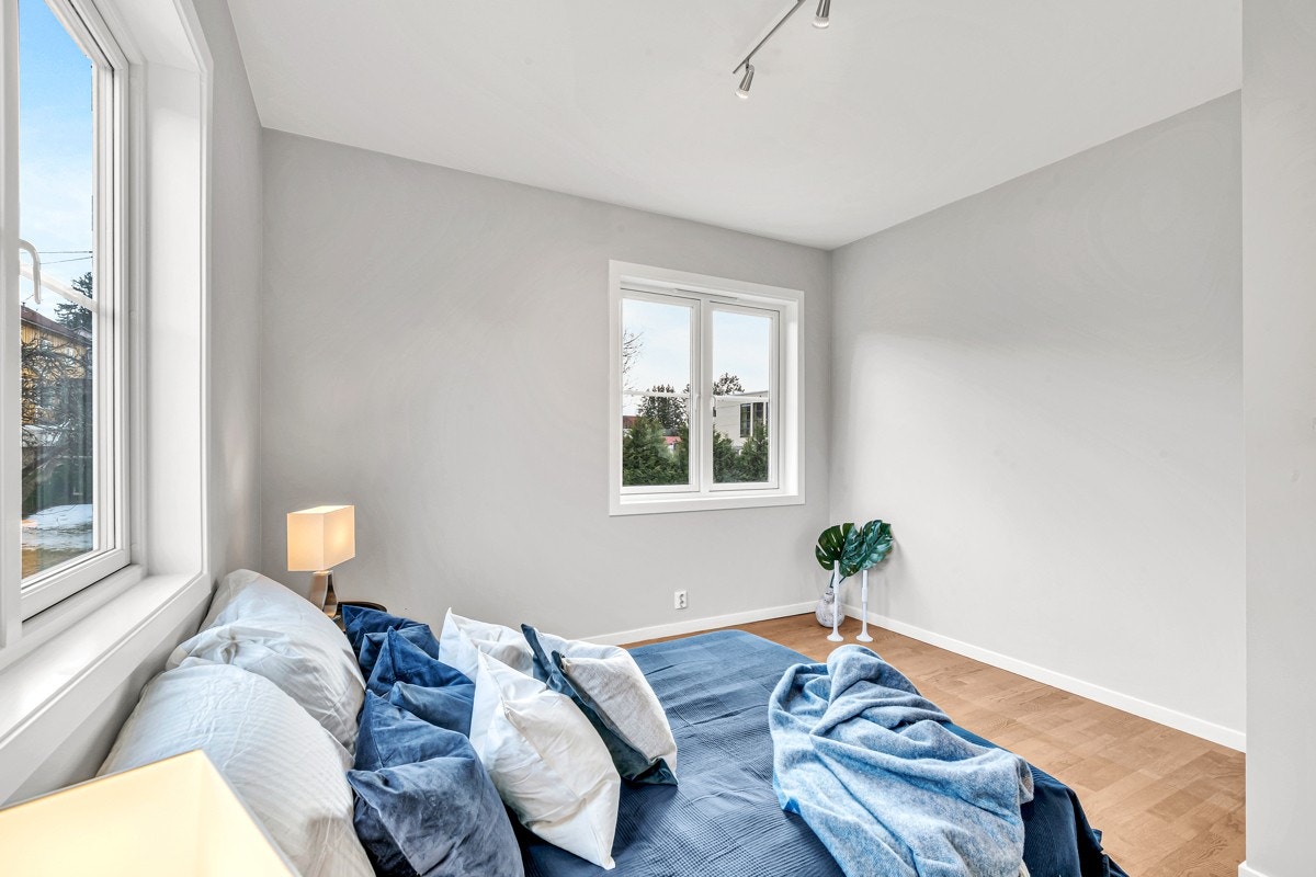 1.etasje | Her er det plass til dobbeltseng med tilhørende møblement og skap. Galleribilde