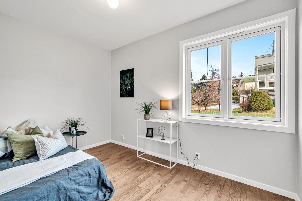 1.etasje | Her er enda et romslig soverom med plass til dobbeltseng med tilhørende møblement. Galleribilde