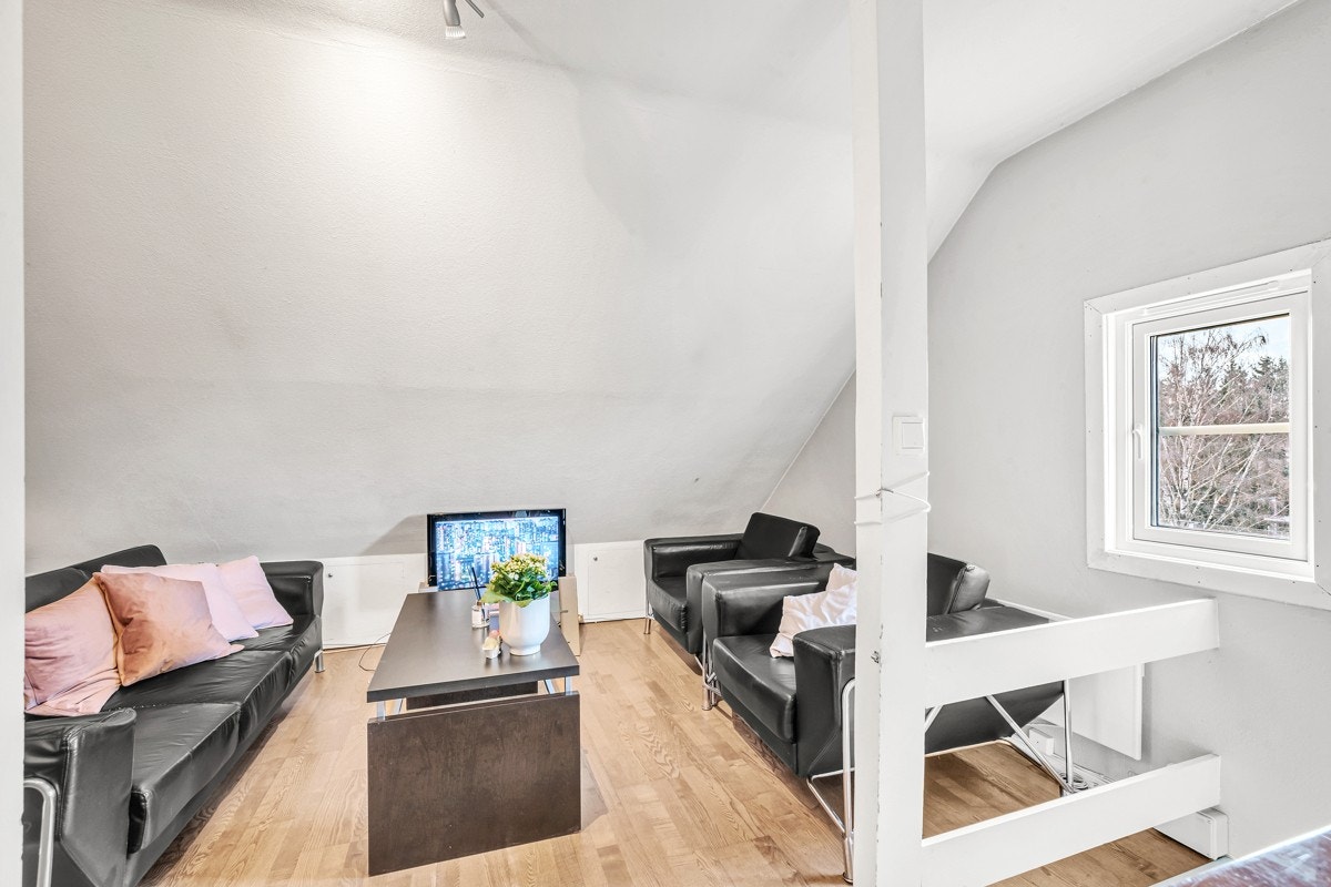 Loft | Loftstuen har plass til tv-løsning, sofagruppe og spisebord. Galleribilde