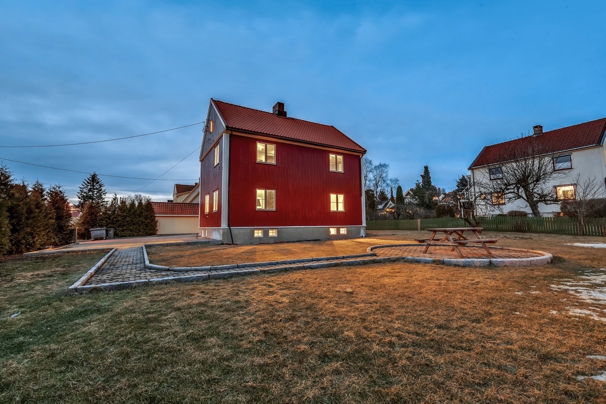 Boligen er på en stor, inngjerdet tomt, som er pent opparbeidet med plen, trær, hekk og diverse beplantning. Galleribilde