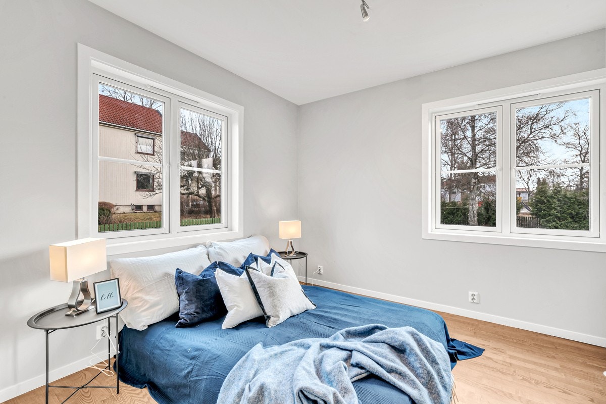 1.etasje | Romslig soverom med godt lysinnslipp. Galleribilde