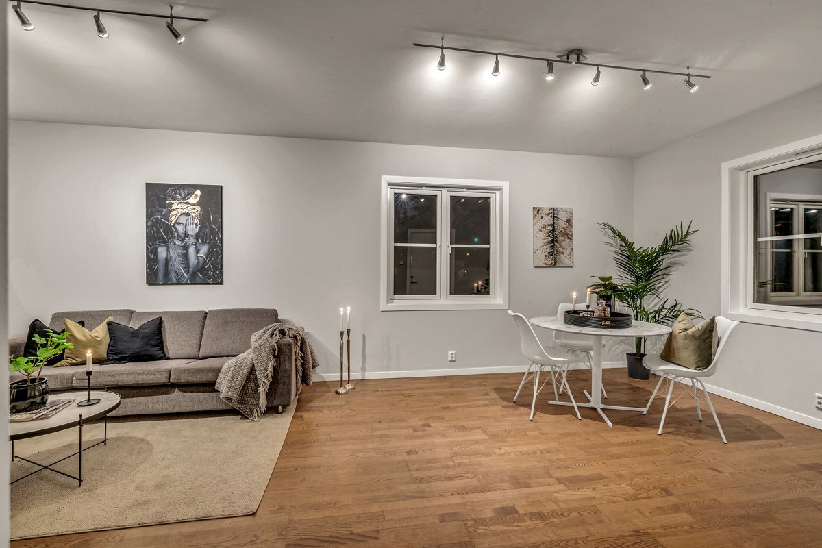 1.etasje | Rommet er smakfullt innredet med parkettgulv og gråmalte veggflater. Galleribilde