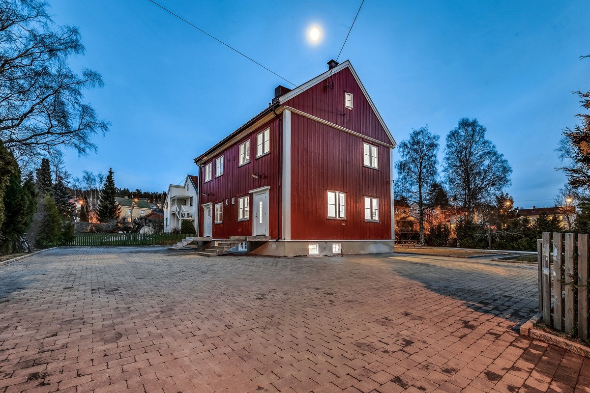 Foran huset er det en stor gårdsplass med betongheller og gode muligheter for parkering. Galleribilde
