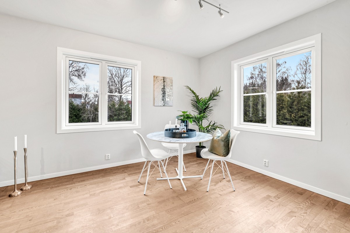 1.etasje | Stuen har god plass til spisebord. Galleribilde