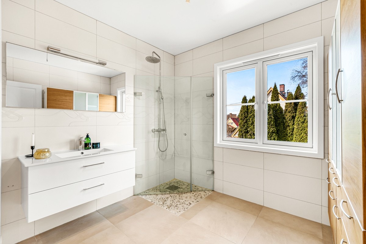 2.etasje | Stilrent bad med gulvvarme, vegghengt toalett, opplegg for vaskemaskin og dusjhjørne med regnfallsdusj. Galleribilde