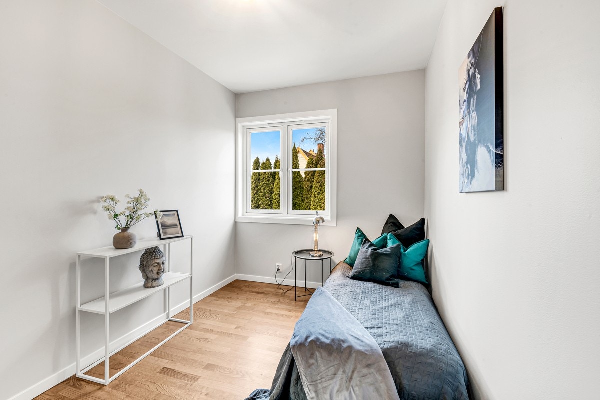 2.etasje | Her er enda et romslig soverom med plass til seng med tilhørende møblement. Galleribilde