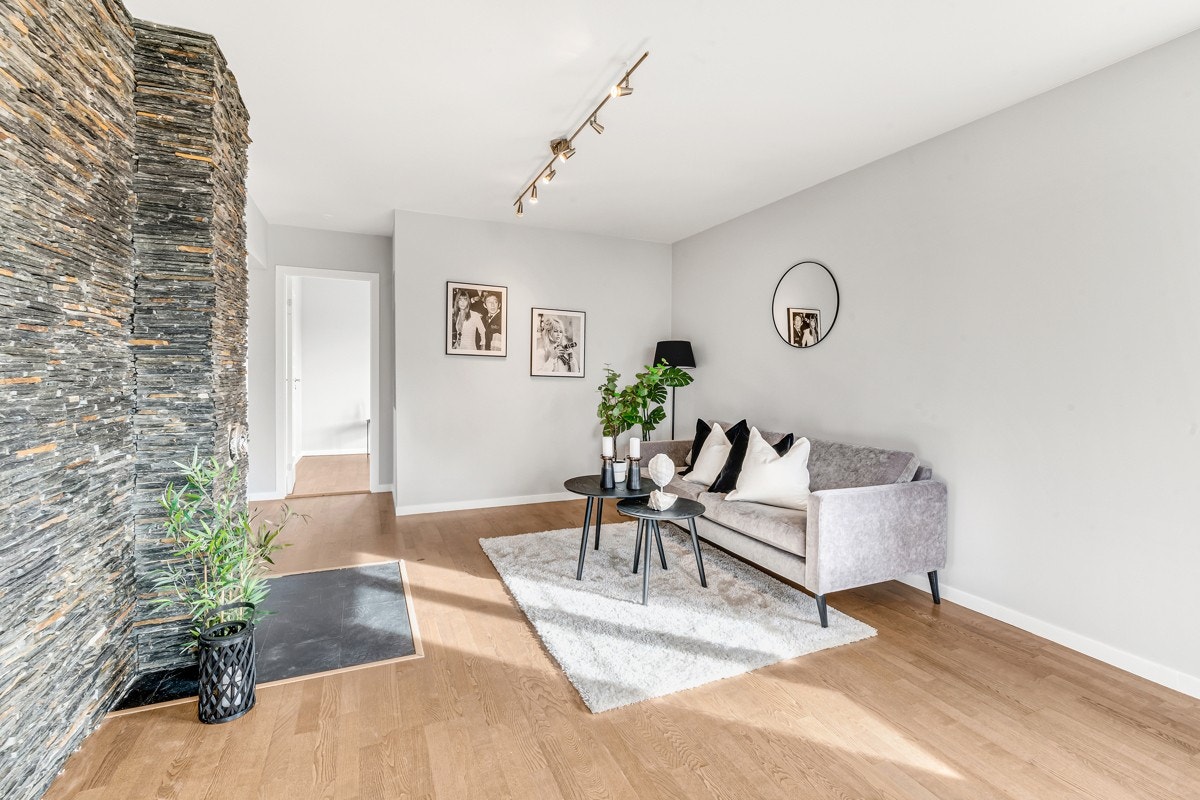 2.etasje | Rommet er smakfullt innredet med parkettgulv og gråmalte veggflater. Galleribilde