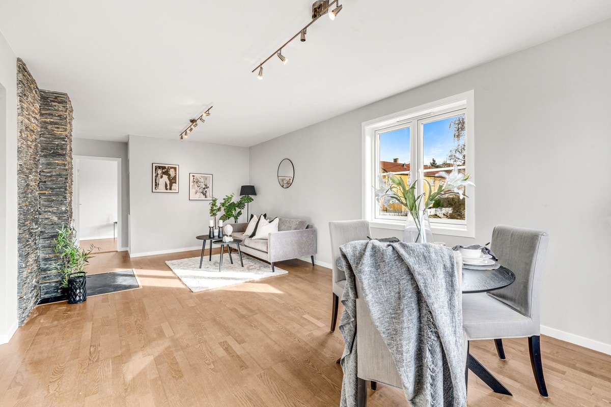 2.etasje | Stor og romslig stue med en rekke vinduer som slipper inn godt med dagslys. Galleribilde