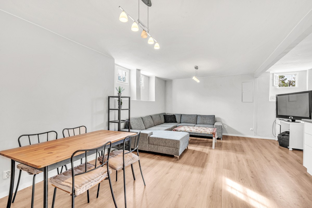 Kjeller | Her er det god plass til sofaseksjon og spisebordseksjon. Galleribilde