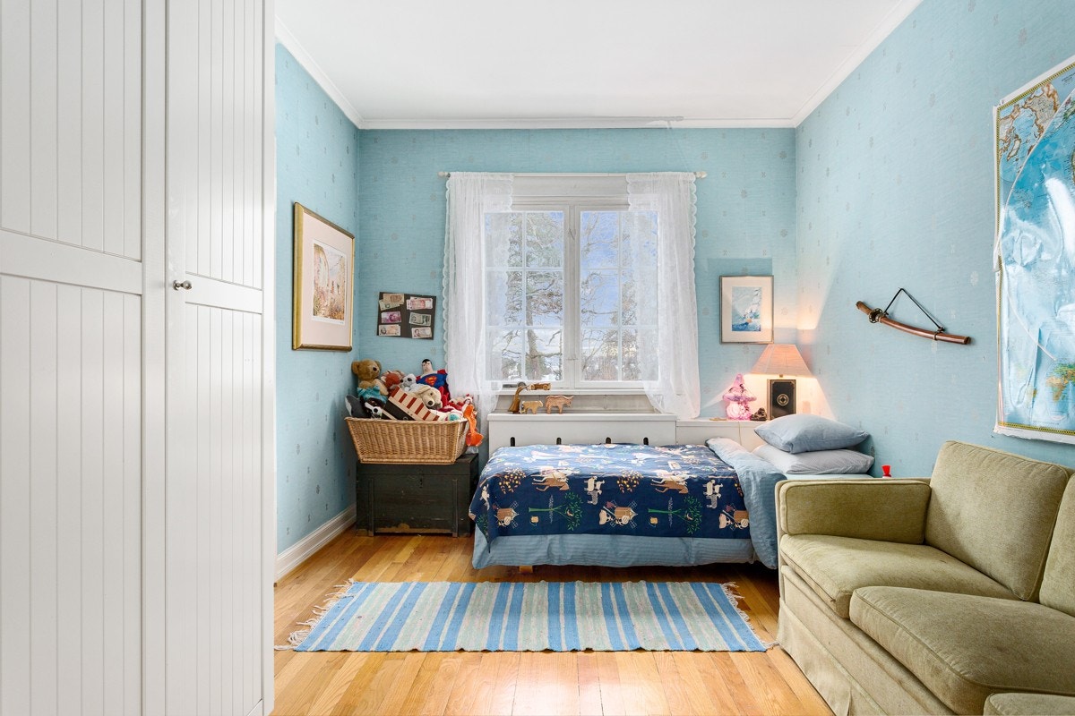 Villaen har blant annet fem soverom, to bad, to toalettrom og et praktisk bryggerhus/vaskerom. Galleribilde